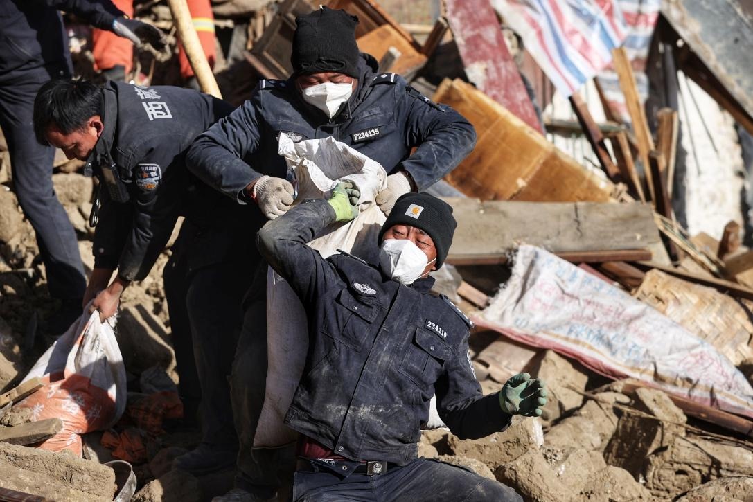 1月9日，定日縣長所鄉(xiāng)古榮村，日喀則市公安局民警協(xié)助受災群眾清理廢墟。 環(huán)球時報記者 崔萌攝