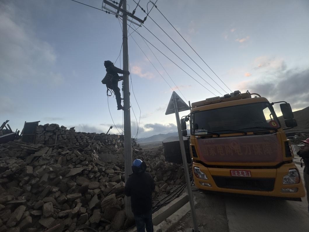 1月10日，定日縣長所鄉(xiāng)，國家電網(wǎng)西藏電力員工正在搶修災區(qū)受損線路。人民日報記者宋豪新攝