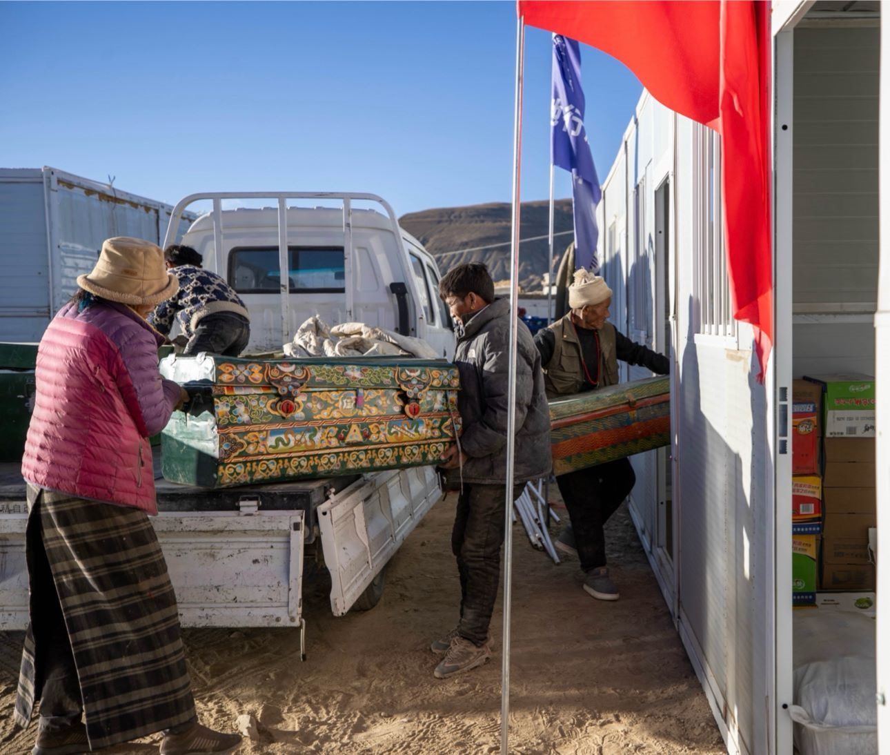 1月11日，西藏定日縣曲洛鄉(xiāng)措昂村，首批入住活動板房的村民正在搬運物品，為入住做準備。人民日報記者張武軍攝
