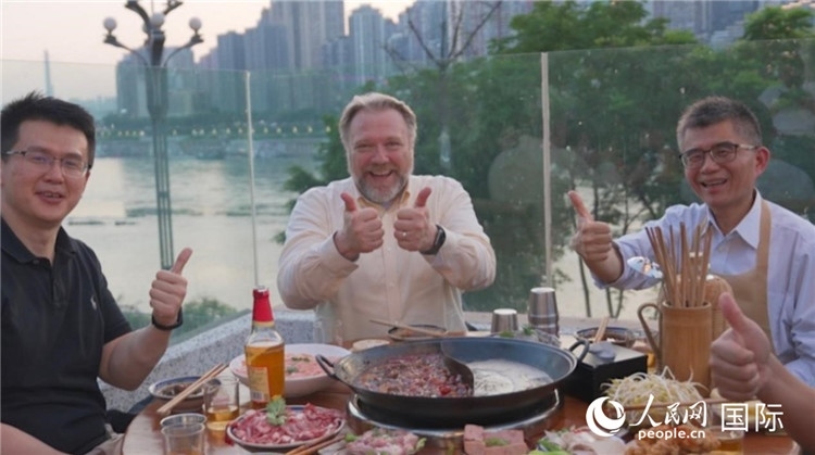 軻寶華和同事在重慶南濱路吃火鍋。人民網(wǎng)記者 蘇纓翔攝
