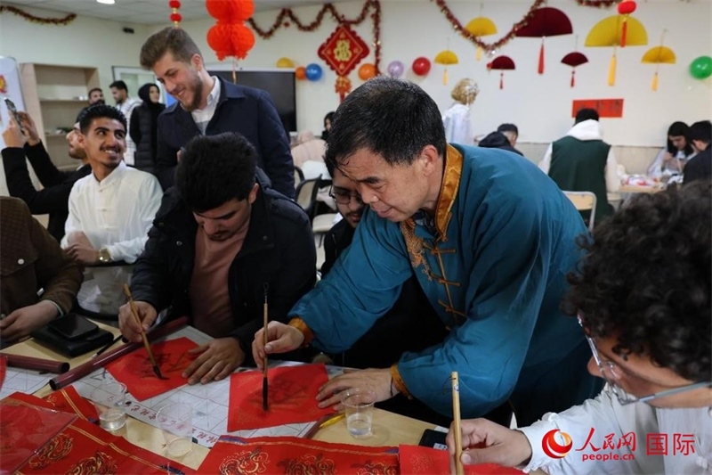 寫福字。人民網(wǎng)伊納斯·易卜拉欣攝