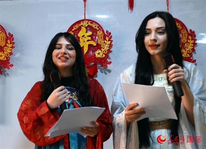 活動(dòng)由中文系學(xué)生主持。人民網(wǎng)伊納斯·易卜拉欣攝