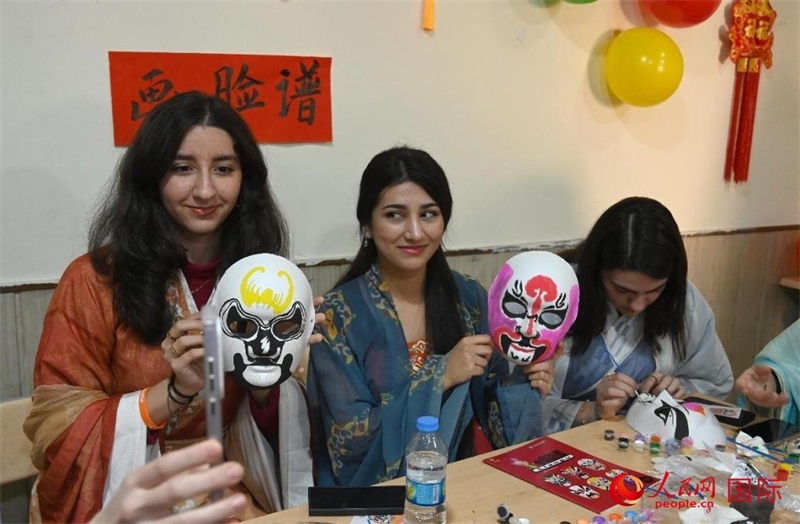 畫臉譜。人民網(wǎng)伊納斯·易卜拉欣攝