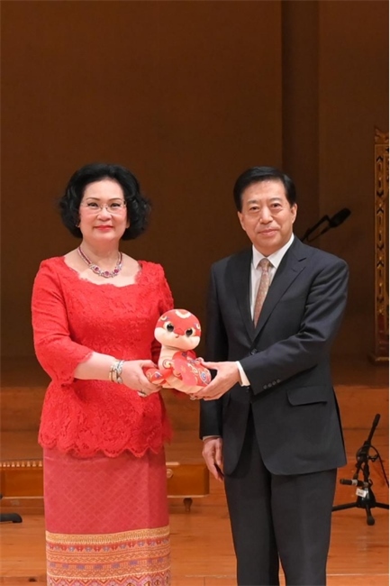中國駐泰國大使韓志強(qiáng)與國際奧委會委員、泰國愛樂樂團(tuán)董事會主席坤仁帕塔瑪共同出席音樂會。主辦方供圖