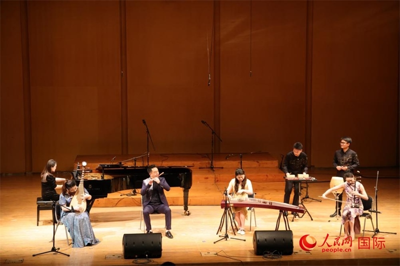 來自云南藝術(shù)學(xué)院的音樂家在演奏《金蛇狂舞》。人民網(wǎng)記者 楊一攝