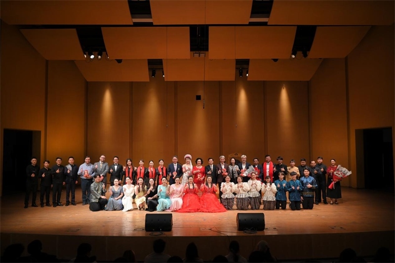 音樂會嘉賓與表演者集體合影?；顒又鬓k方供圖