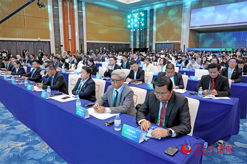 這是1月16日在南寧國際會展中心拍攝的“世界市長對話·南寧”活動現(xiàn)場。人民網(wǎng)記者 趙益普攝