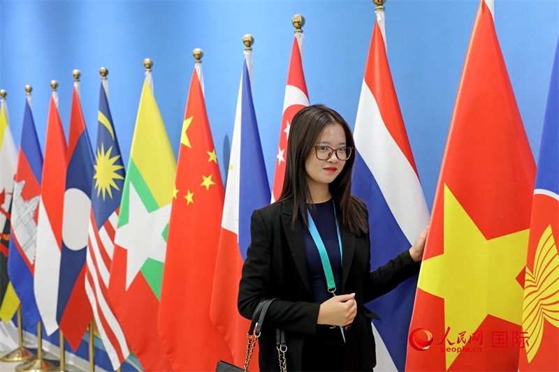 越南芒街市參會代表在南寧國際會展中心參觀。人民網(wǎng)記者 趙益普攝