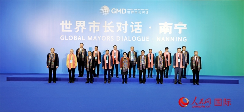 在南寧國際會展中心金桂花廳外，參加活動的中國和東盟國家市長合影留念。人民網(wǎng)記者 趙益普攝