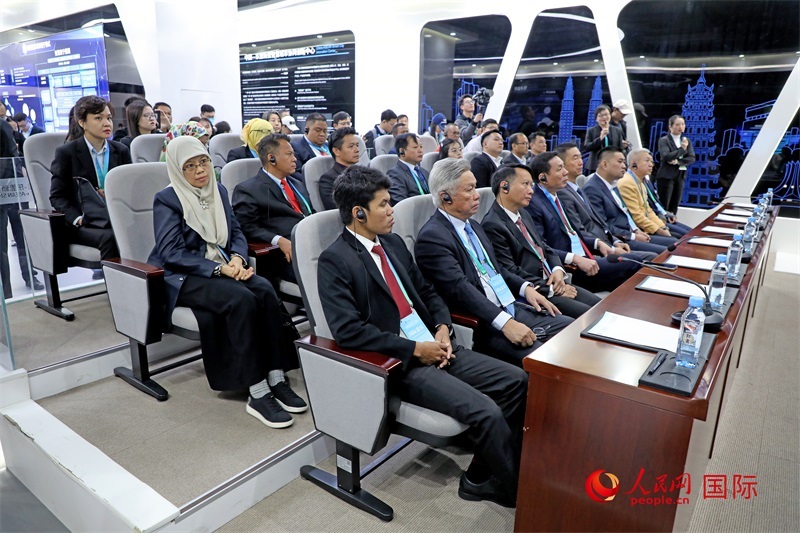 參加活動的東盟國家市長在中國—東盟新型智慧城市協(xié)同創(chuàng)新中心參觀調(diào)研。人民網(wǎng)記者 趙益普攝