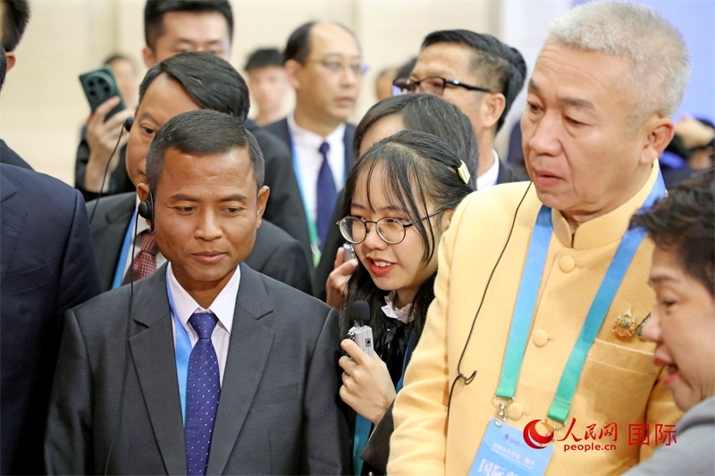 東盟國家市長在觀看、體驗?zāi)蠈幏沁z展示。人民網(wǎng)記者 趙益普攝