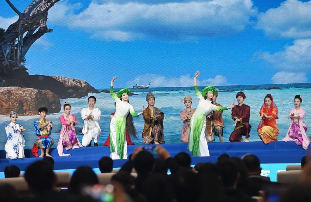 這是1月16日，在南寧國際會(huì)展中心，演員在“世界市長對(duì)話·南寧”活動(dòng)間隙表演節(jié)目。新華社記者 陸波岸 攝