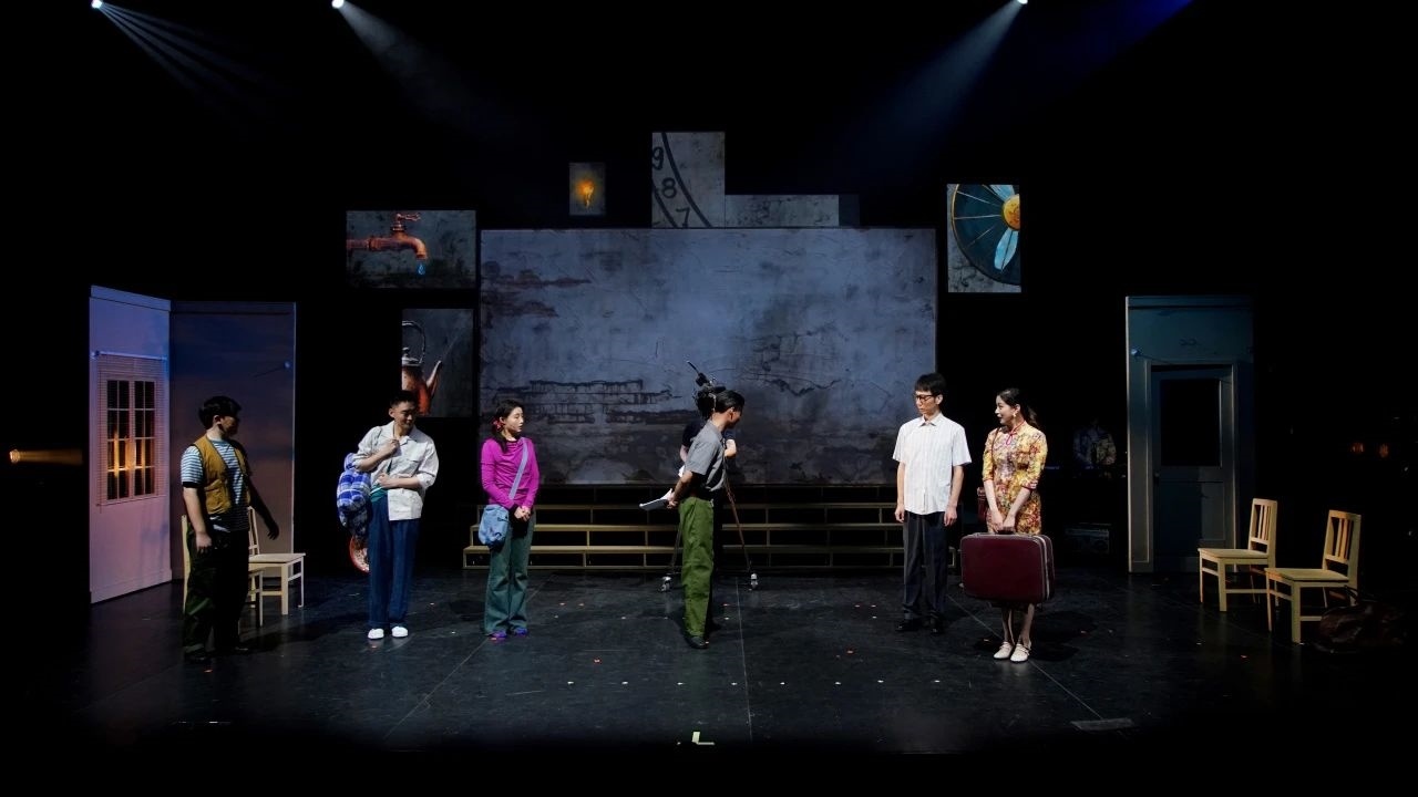 話劇《布吉出租屋》劇照。中國(guó)國(guó)家話劇院供圖