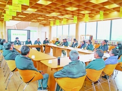 各種形式的民主協(xié)商議事會(huì)在余杭區(qū)落地生花。圖為黃湖鎮(zhèn)就共富工坊工作召開未來(lái)鄉(xiāng)村議事會(huì)。資料圖片