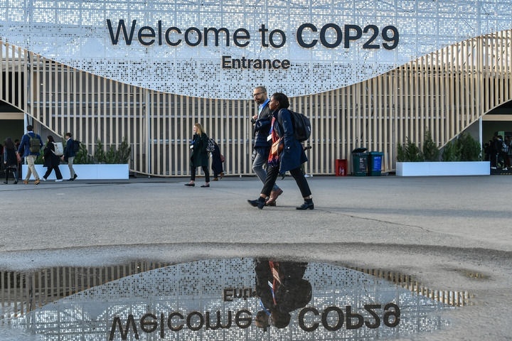 2024年11月15日，在阿塞拜疆首都巴庫，人們經(jīng)過聯(lián)合國氣候變化巴庫大會的會場。新華社記者 曹陽 攝