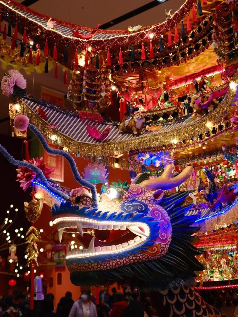 圖為“過年——春節(jié)主題展”中展出的浙江樂清首飾龍燈彩。