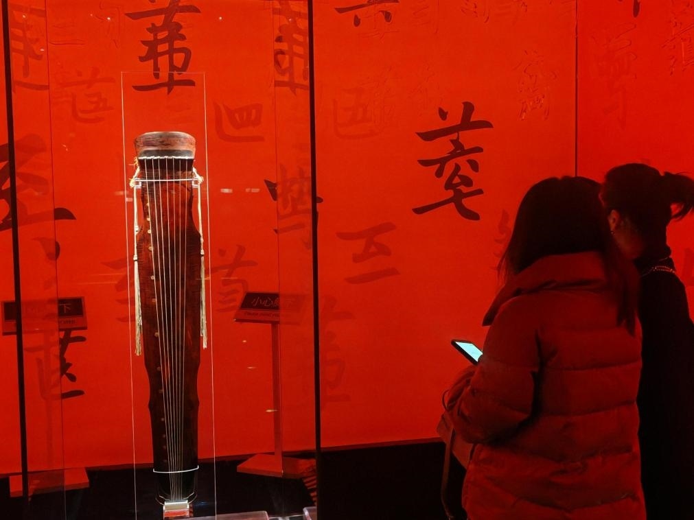 近日，在浙江省博物館之江館區(qū)，故宮博物館收藏的唐“大圣遺音”琴在“‘故宮·茶世界’觀茶——茶文化精品展”展出。新華社記者 馮源 攝
