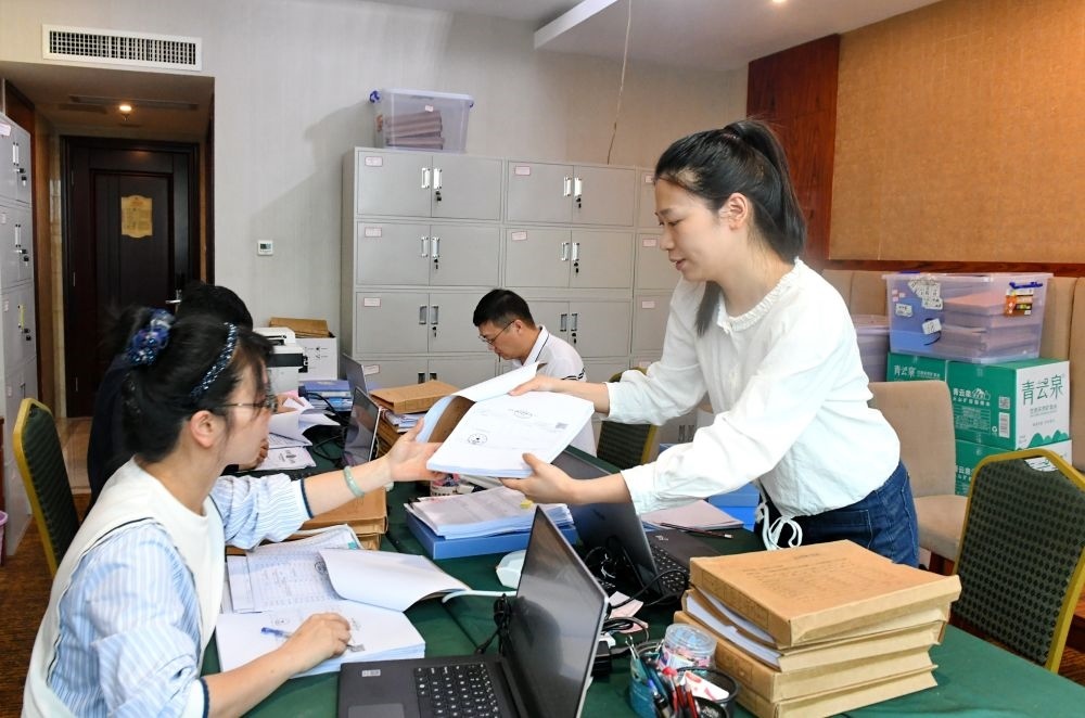 福州市委巡察機(jī)構(gòu)對(duì)全市法院系統(tǒng)開展提級(jí)聯(lián)動(dòng)交叉巡察。在永泰縣駐地，巡察組工作人員查看財(cái)務(wù)憑證（2024年5月21日攝）。新華社記者 林善傳 攝