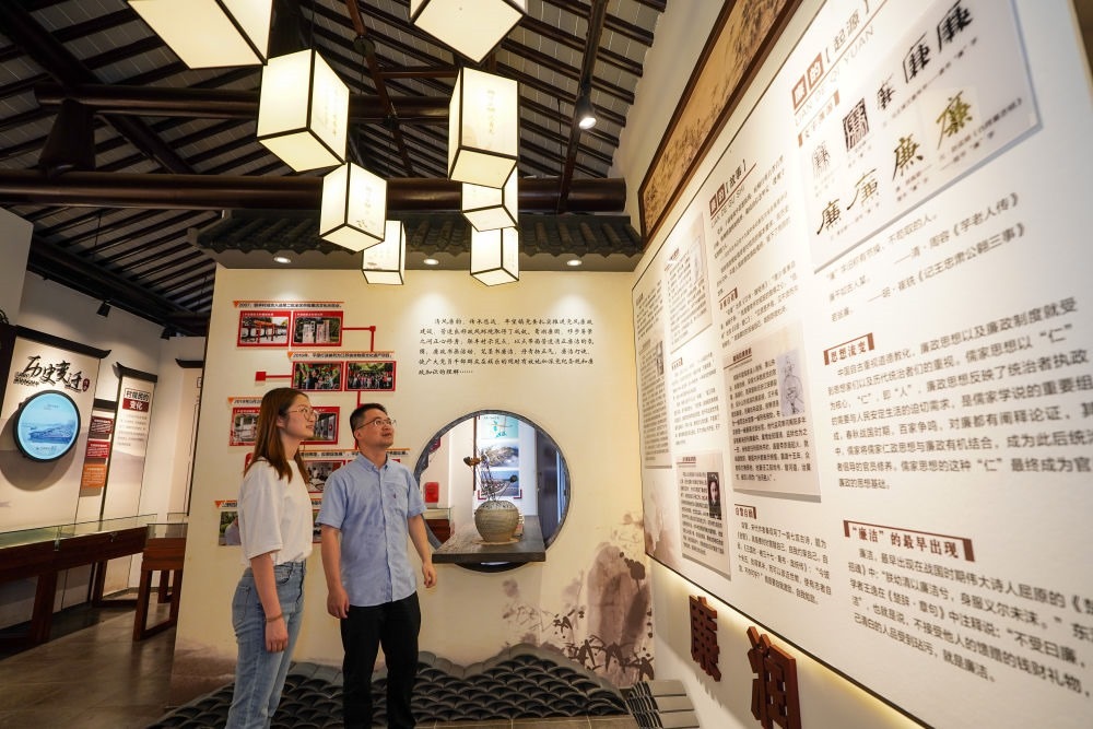 參觀者在蘇州市吳江區(qū)平望鎮(zhèn)廉潔教育基地鶯湖廉園內(nèi)參觀（2024年7月4日攝）。新華社記者 李博 攝