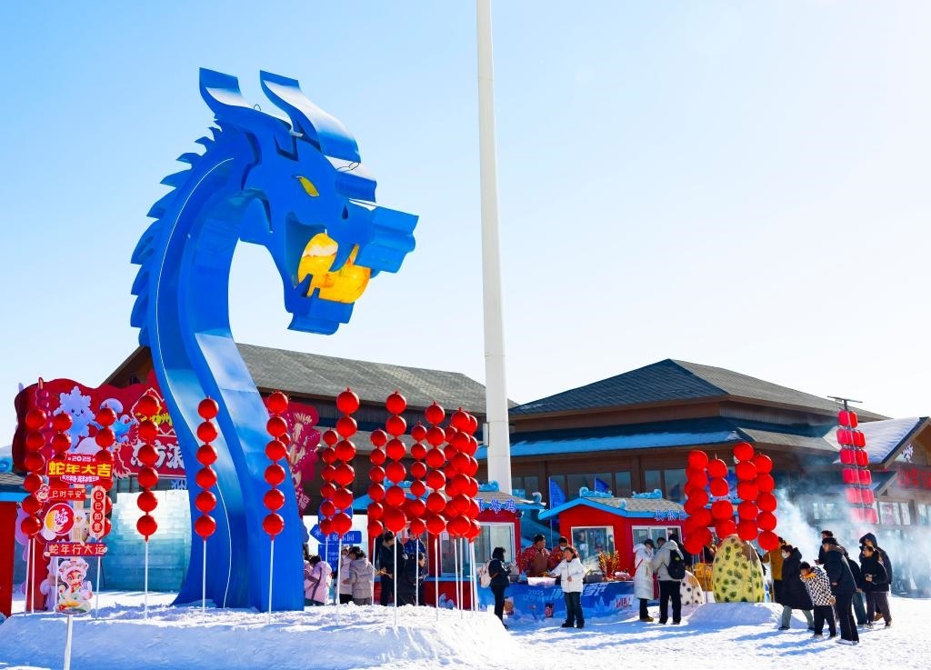 2025年1月，游客在遼寧錦州東方華地城海洋冰雪王國內(nèi)游覽。新華社發(fā)