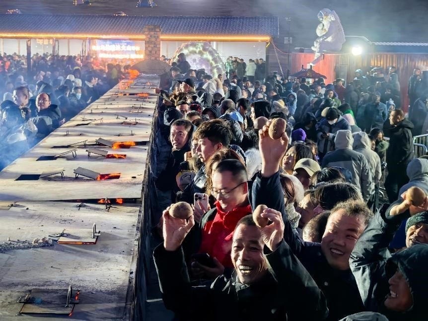 烏蘭哈達火山腳下“千人烤土豆”。人民網(wǎng)記者 苗陽攝