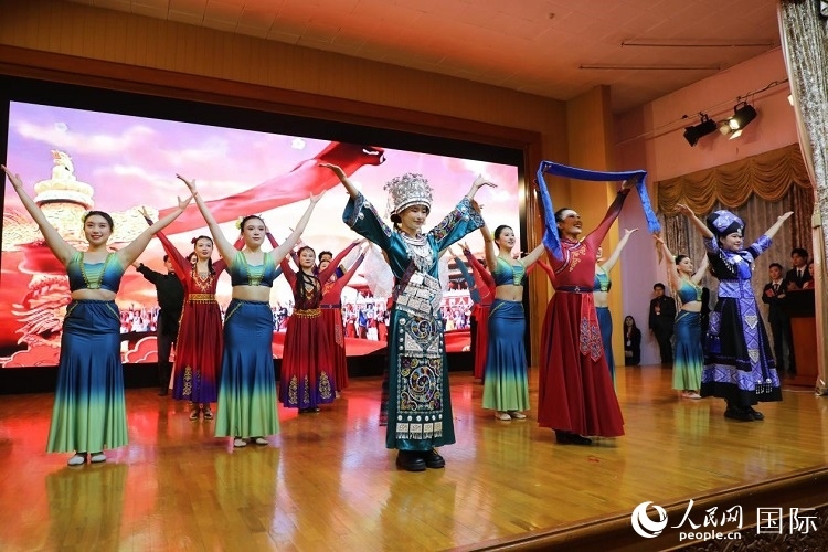 留俄學(xué)生進(jìn)行民族舞表演。人民網(wǎng)記者 隋鑫攝