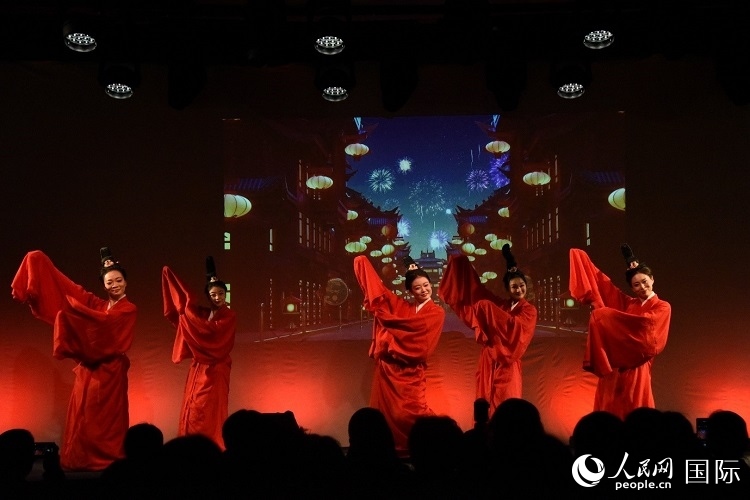 舞蹈《金蛇狂舞》。人民網記者 殷淼攝