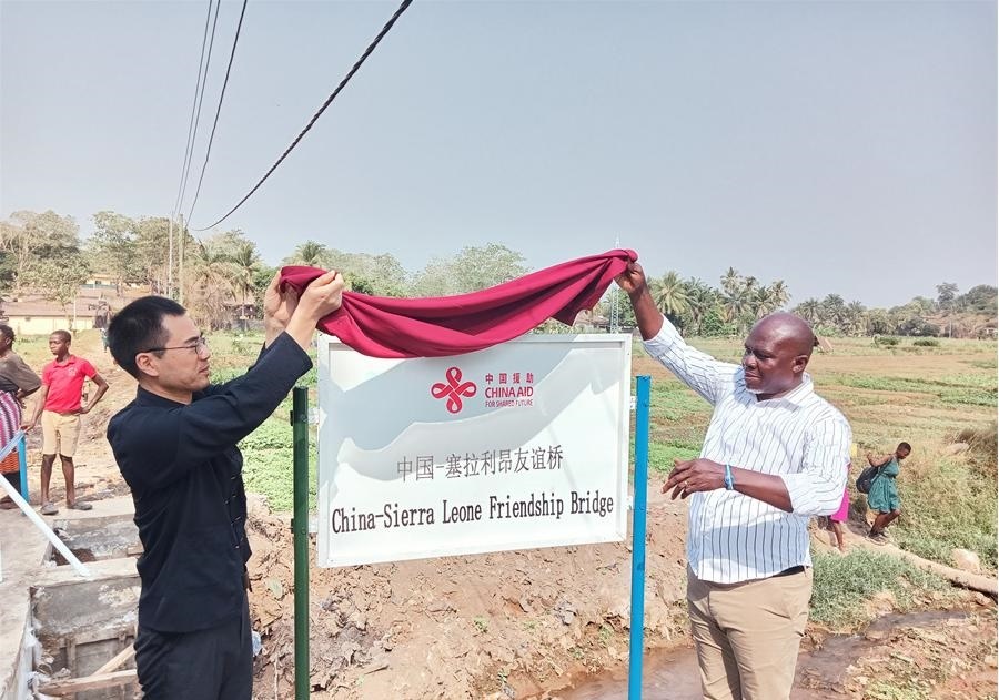 中國駐塞拉利昂大使王擎（左）和博城市市長穆薩（右）為中國—塞拉利昂友誼橋揭牌。中國援塞農(nóng)業(yè)專家組供圖