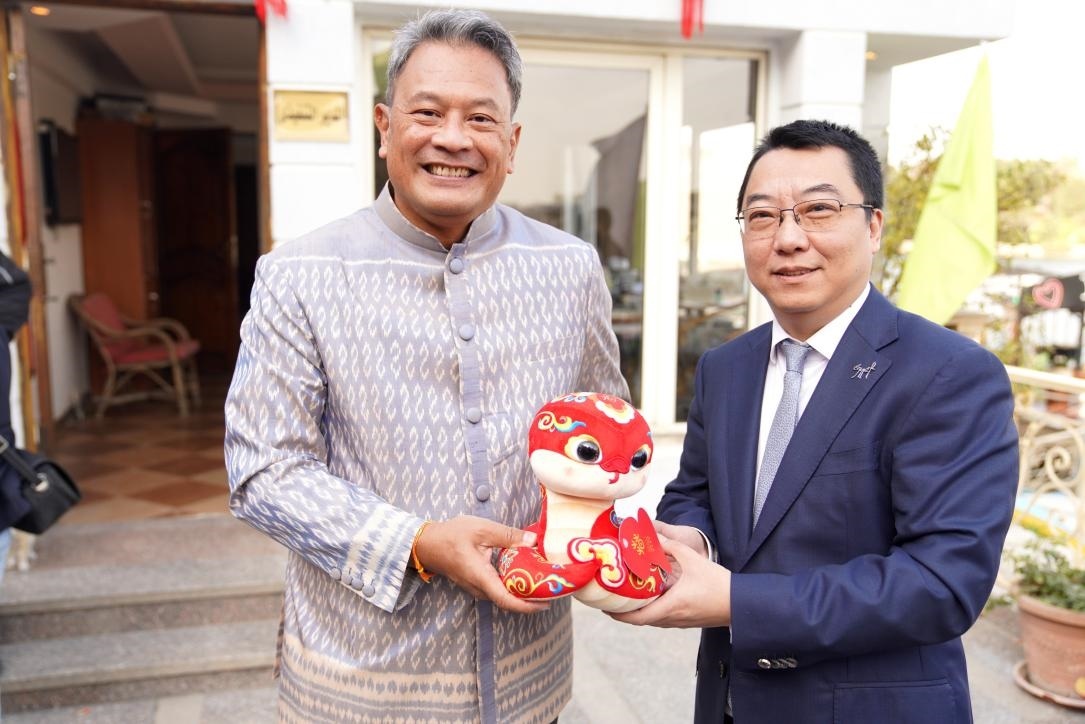 中國駐埃及使館參贊兼開羅中國文化中心主任張易向塔納瓦大使贈送2025“歡樂春節(jié)”吉祥蛇。開羅中國文化中心供圖