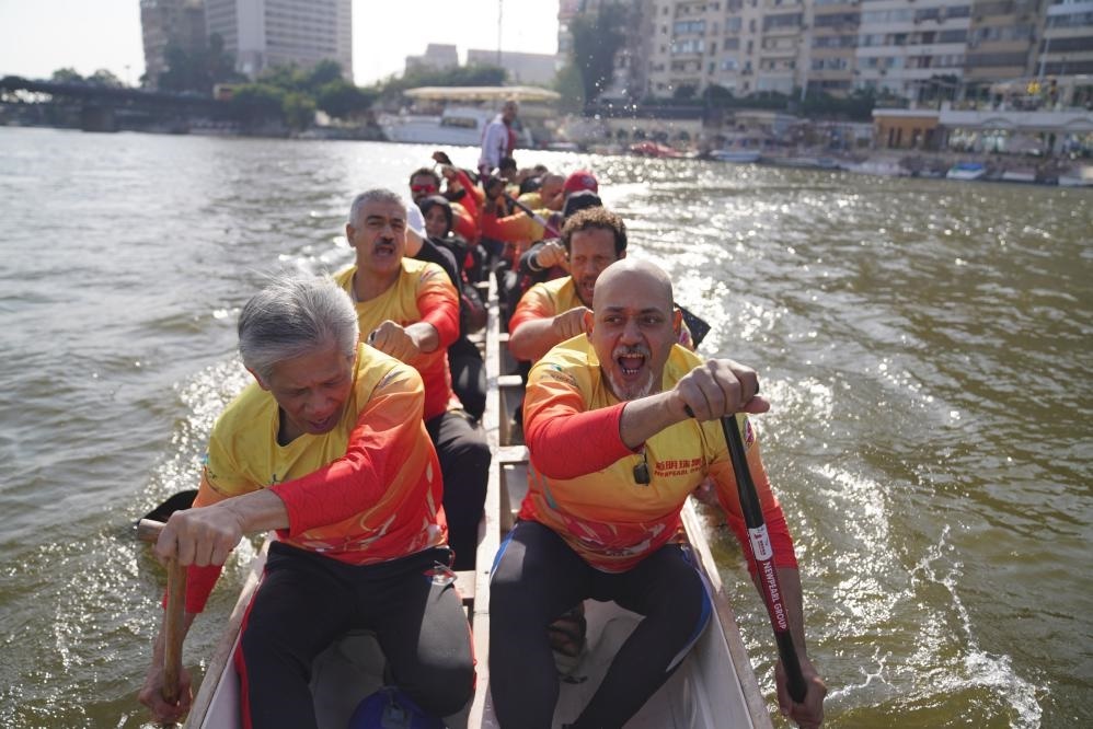 活動現(xiàn)場龍舟競技，共慶春節(jié)。開羅中國文化中心供圖