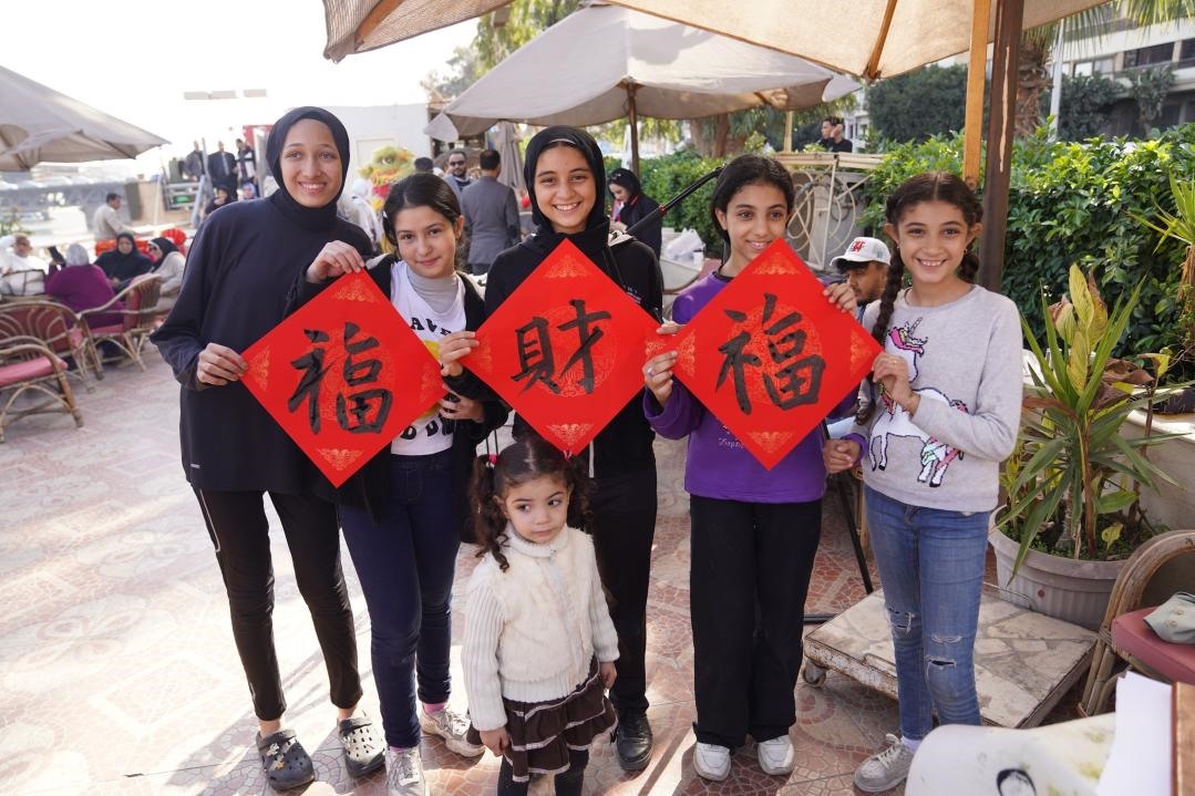 埃及民眾參與中國文化體驗活動。開羅中國文化中心供圖