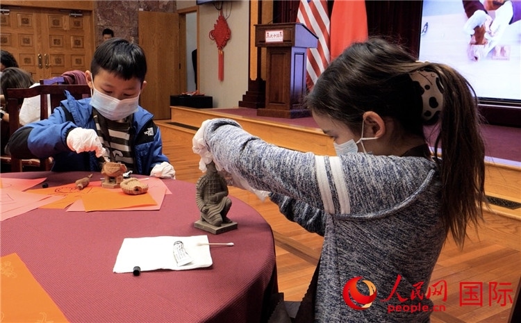 “我是文物修復師”活動環(huán)節(jié)。李鑫江攝