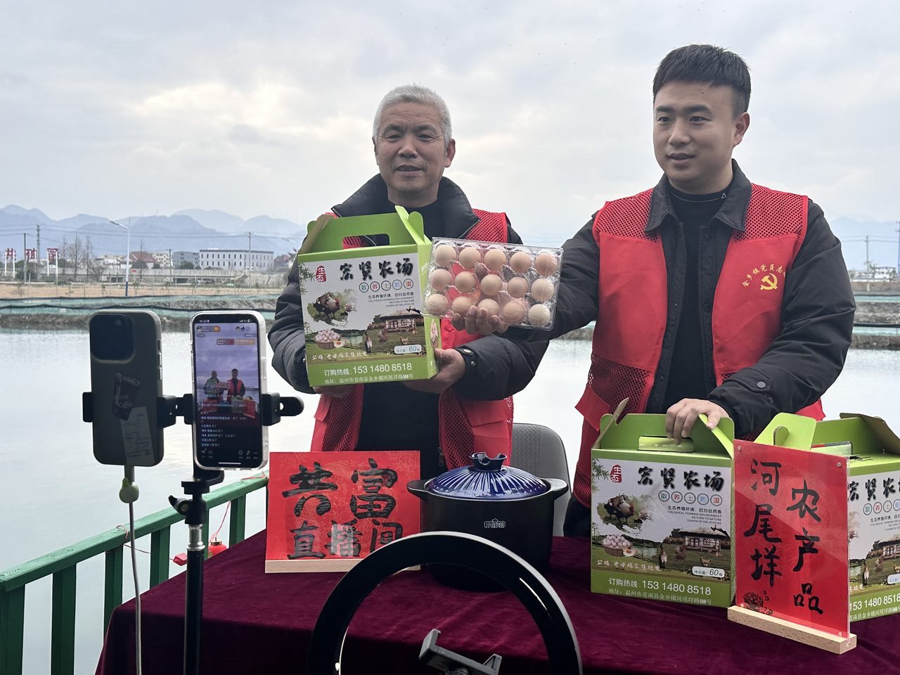 在蒼南金鄉(xiāng)鎮(zhèn)，永興、半浹連、河尾垟?shù)犬?dāng)年受災(zāi)的臨近村落，正連片建設(shè)美麗江南水鄉(xiāng)新景。圖為河尾垟村設(shè)在河邊的“共富直播間”。金鄉(xiāng)鎮(zhèn) 供圖