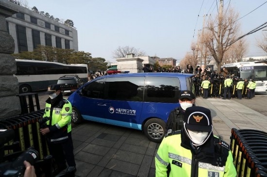  1月21日，尹錫悅乘坐的車輛進入韓國首爾的憲法法院。新華社記者姚琪琳攝