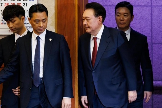  1月23日，尹錫悅（右二）在韓國首爾憲法法院出席總統(tǒng)彈劾案庭審。新華社發(fā)（Pool圖片，曹城凖攝）