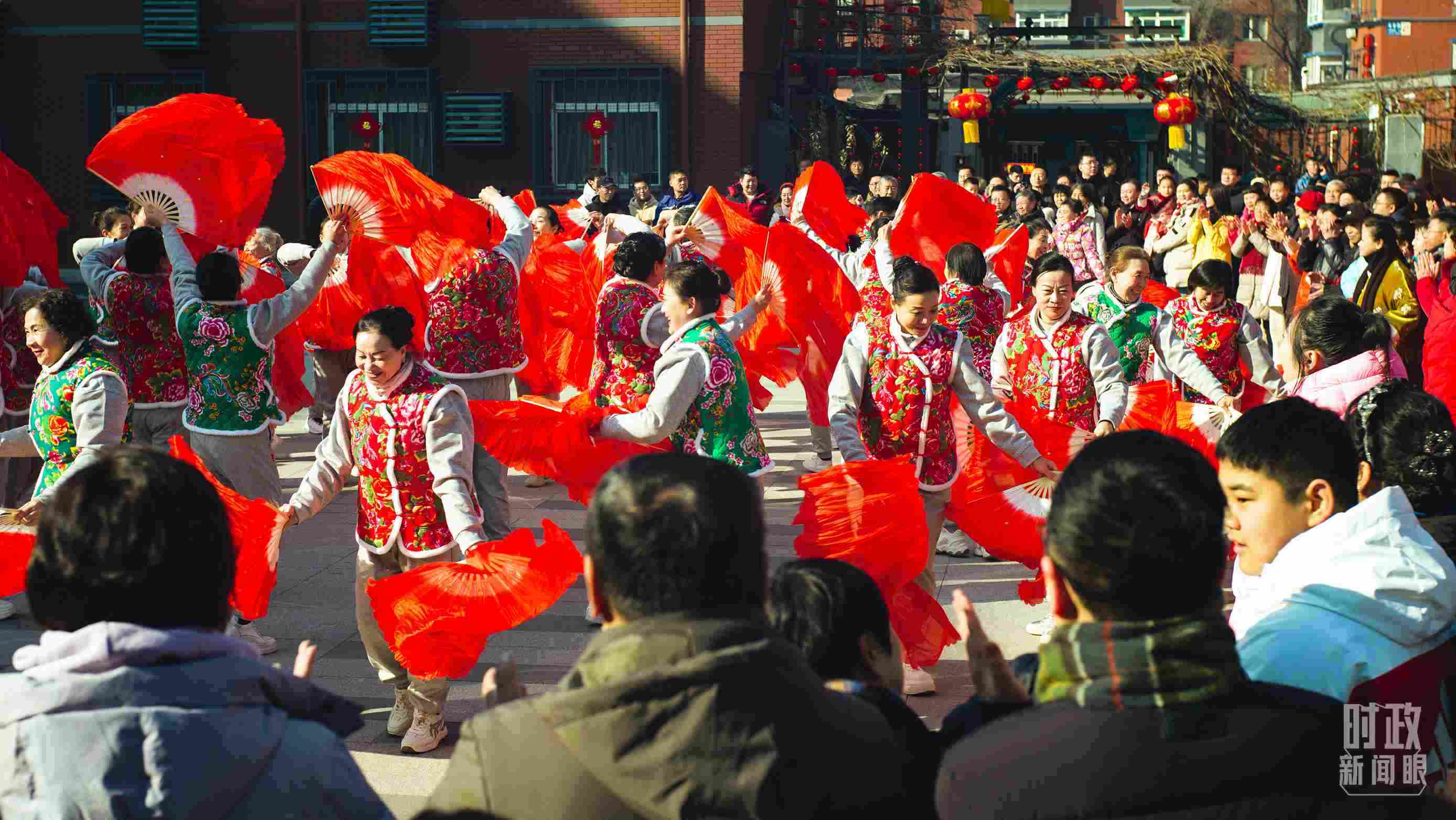 長安小區(qū)文化廣場上，居民們扭起歡快的秧歌。（總臺央視記者彭漢明拍攝）