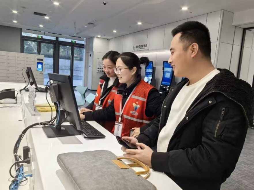 工作人員幫助企業(yè)辦理遷移申請(qǐng)網(wǎng)上填報(bào)。圖片來(lái)源：浙江衢州市市場(chǎng)監(jiān)督管理局