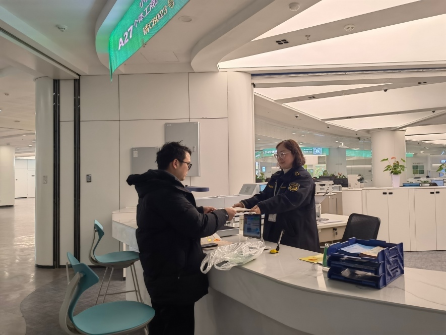 企業(yè)在出證窗口“一站式”領(lǐng)取變更后的營(yíng)業(yè)執(zhí)照。圖片來(lái)源：浙江衢州市市場(chǎng)監(jiān)督管理局