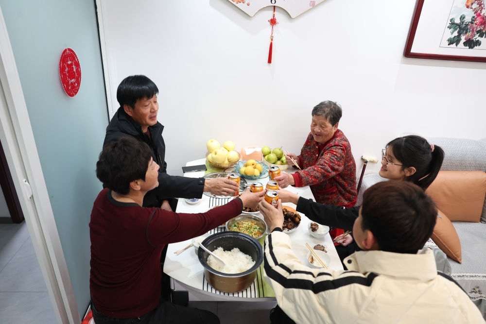 2025年1月22日，遼寧省葫蘆島市綏中縣祝家溝村村民朱西存一家在新房里。新華社記者姚劍鋒 攝