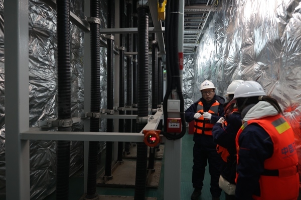 運(yùn)維人員在風(fēng)電場(chǎng)海上升壓站上進(jìn)行巡視檢查。受訪者供圖