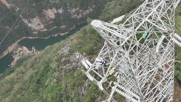 羅統(tǒng)在魯馬Ⅰ線1號(hào)塔上進(jìn)行帶電作業(yè)。受訪者供圖
