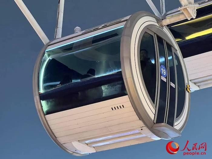 安裝了四要素微型氣象站的摩天輪轎廂。人民網(wǎng) 高清揚(yáng)攝