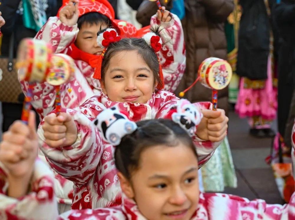 △新疆大巴扎社火迎新春，孩子們?cè)诂F(xiàn)場(chǎng)表演。