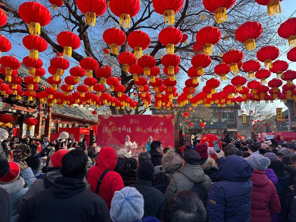1月29日，市民游客在北京廠甸廟會(huì)感受濃濃年味。新華社記者 楊淑君 攝