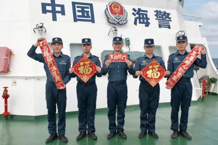 1月27日，中國(guó)海警海鷗艦執(zhí)法員們展示春聯(lián)福字，慶祝農(nóng)歷春節(jié)。
