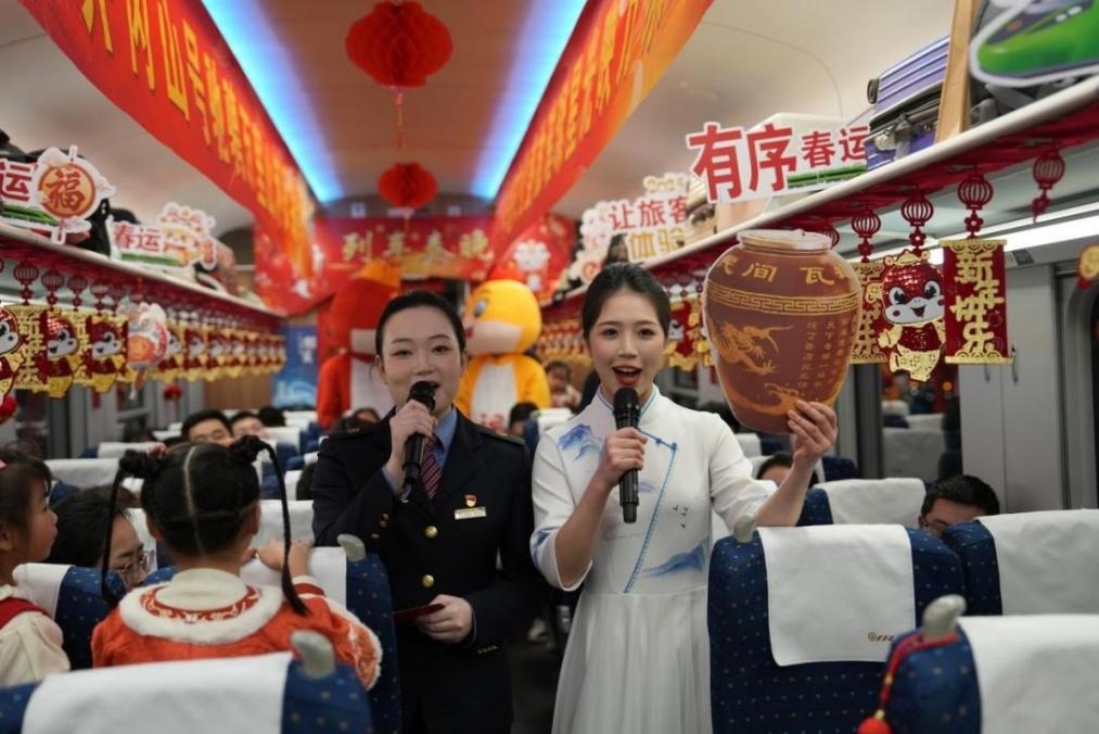 列車(chē)乘務(wù)員向旅客介紹江西美食——瓦罐湯。人民網(wǎng) 歐陽(yáng)易佳攝