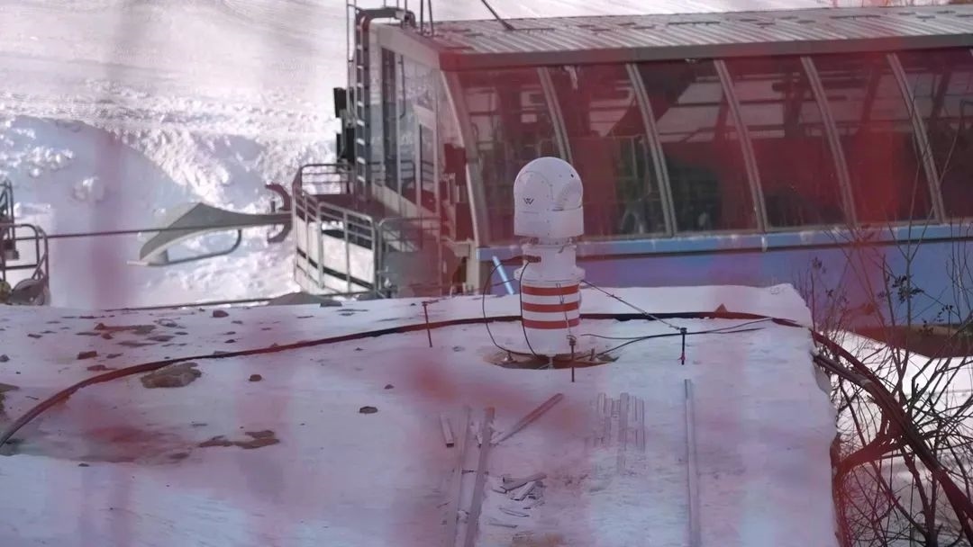 設(shè)在坡面障礙技巧和大跳臺(tái)雪道旁的激光測(cè)風(fēng)雷達(dá)。氣象部門(mén)供圖