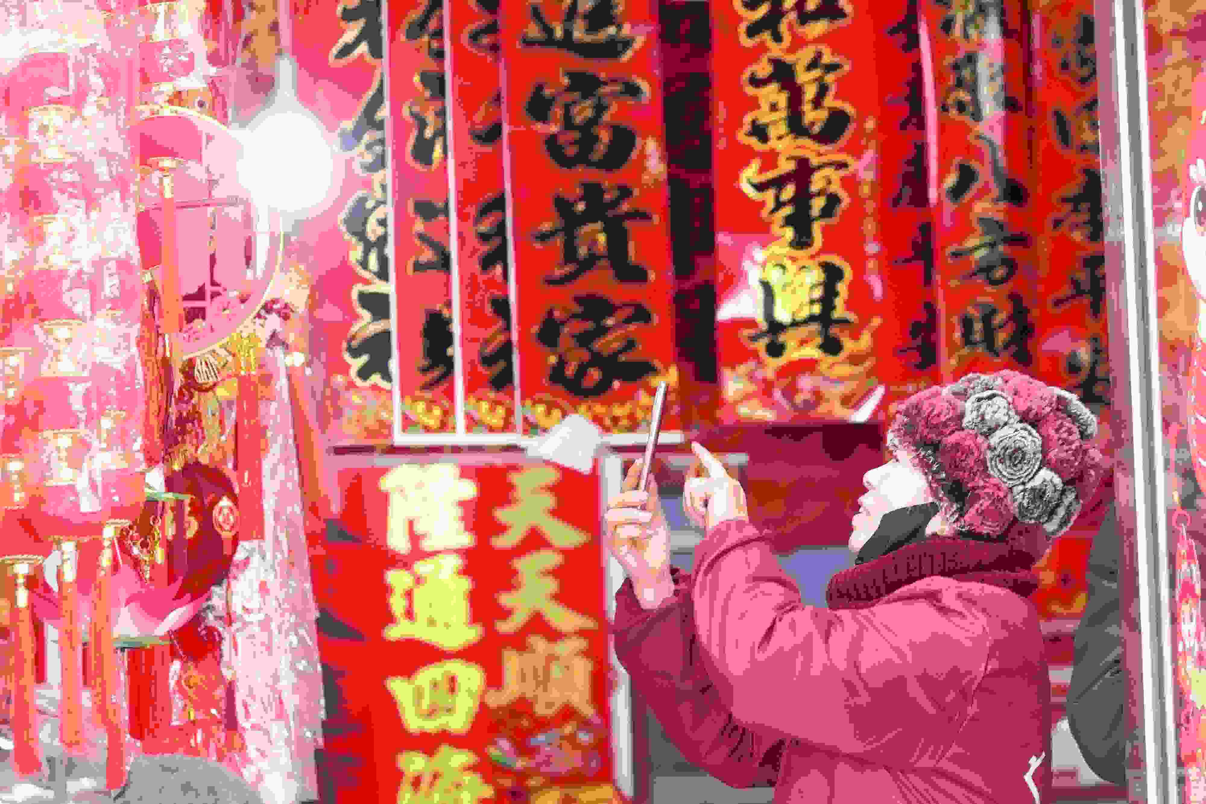 2025年1月5日，在山東省高密市夏莊鎮(zhèn)東李家村，商戶通過手機(jī)在網(wǎng)上推銷新春飾品。