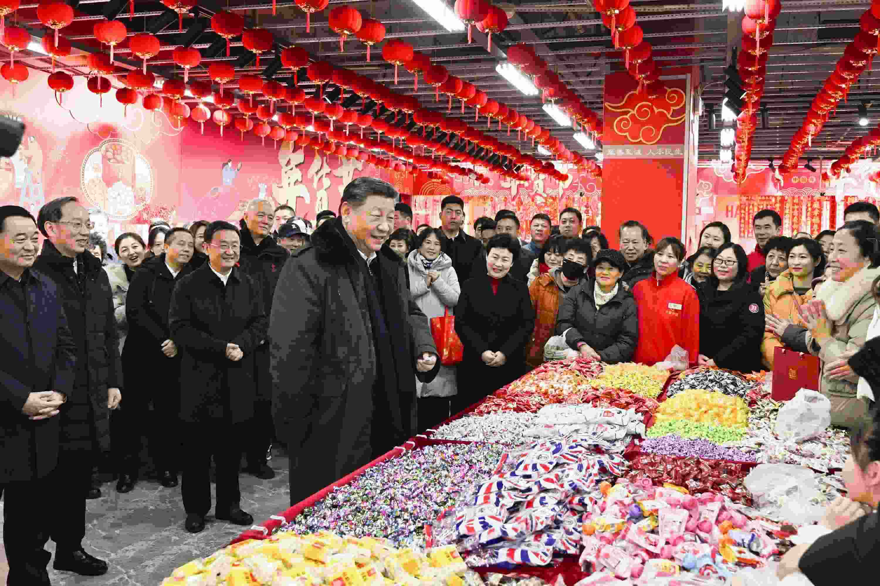 2025年1月23日，習(xí)近平總書記在遼寧沈陽大東副食品商場考察時，同店主和顧客親切交流，向大家致以新春祝福。