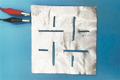 帶有矩形孔的袋式電池。圖片來源：英國《新科學(xué)家》雜志網(wǎng)站